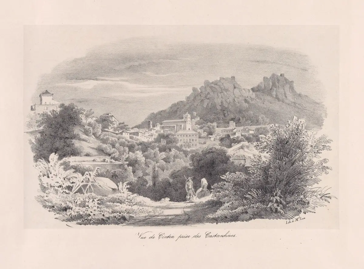 Litografía de Clementine de Brelaz: vista de Sintra con casas y una iglesia entre árboles, un camino con dos figuras en primer plano y las colinas rocosas al fondo