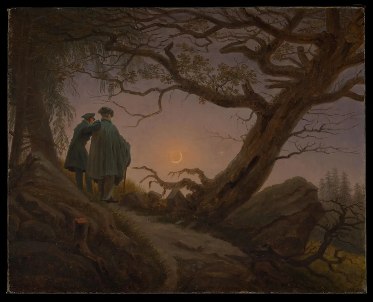 Pintura de Caspar David Friedrich: duas figuras de costas, sob os ramos de uma árvore, param num caminho de montanha a olhar um quarto crescente no céu do entardecer