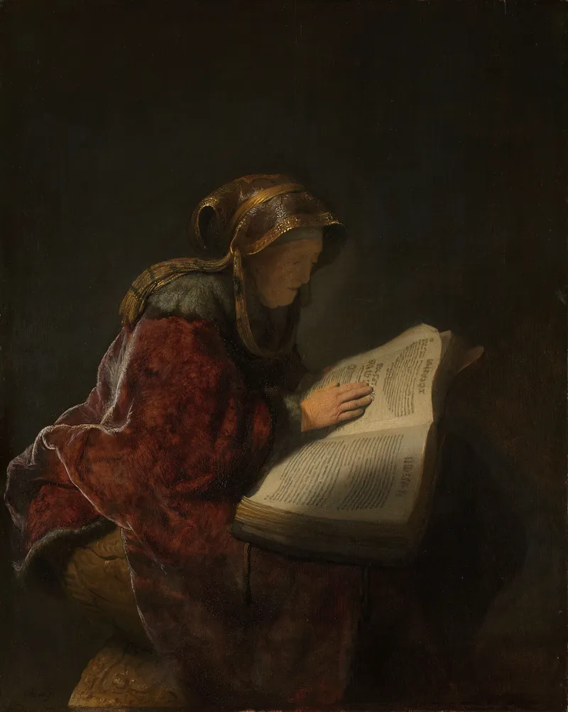 Pintura a óleo de uma mulher idosa, de perfil, com um manto vermelho e um toucado dourado, a ler com atenção um grande livro aberto, com a mão pousada sobre a página, numa sala escura