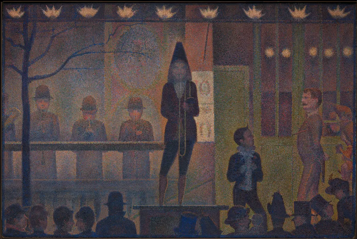 Pintura pontilhista de Georges Seurat: à noite, sob uma fila de luzes, um trombonista de chapéu cónico está de pé num estrado diante de uma barraca de circo, ladeado por músicos atrás de uma grade, um rapaz e um homem de bigode; em primeiro plano, a plateia vê-se de costas