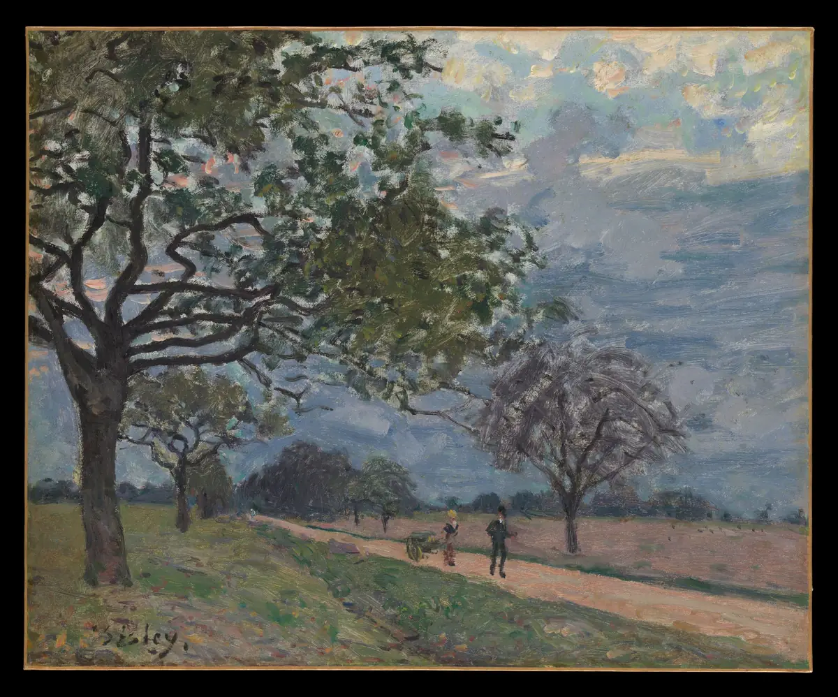 Painting by Alfred Sisley: a pale dirt road crosses fields, lined with trees, under a sky of grey and bluish clouds; in the distance, two small figures make their way along the road