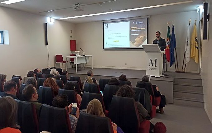 Pedro Zuzarte teaching in a lecture theatre at the Faculty of Medicine of the University of Lisbon