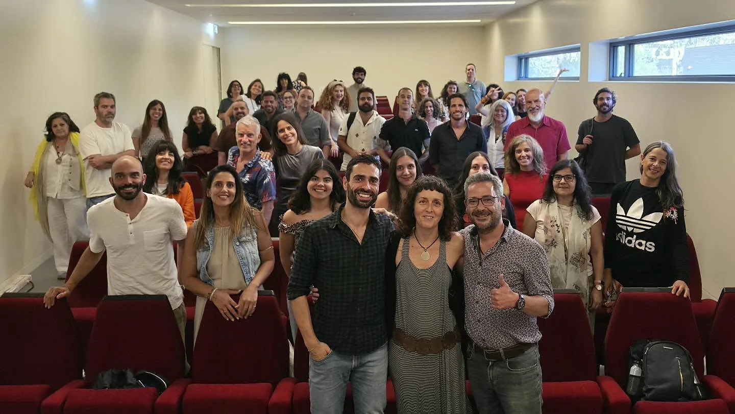 Fotografia de grupo da primeira edição do curso de Terapia com Psicadélicos da Faculdade de Medicina da Universidade de Lisboa.